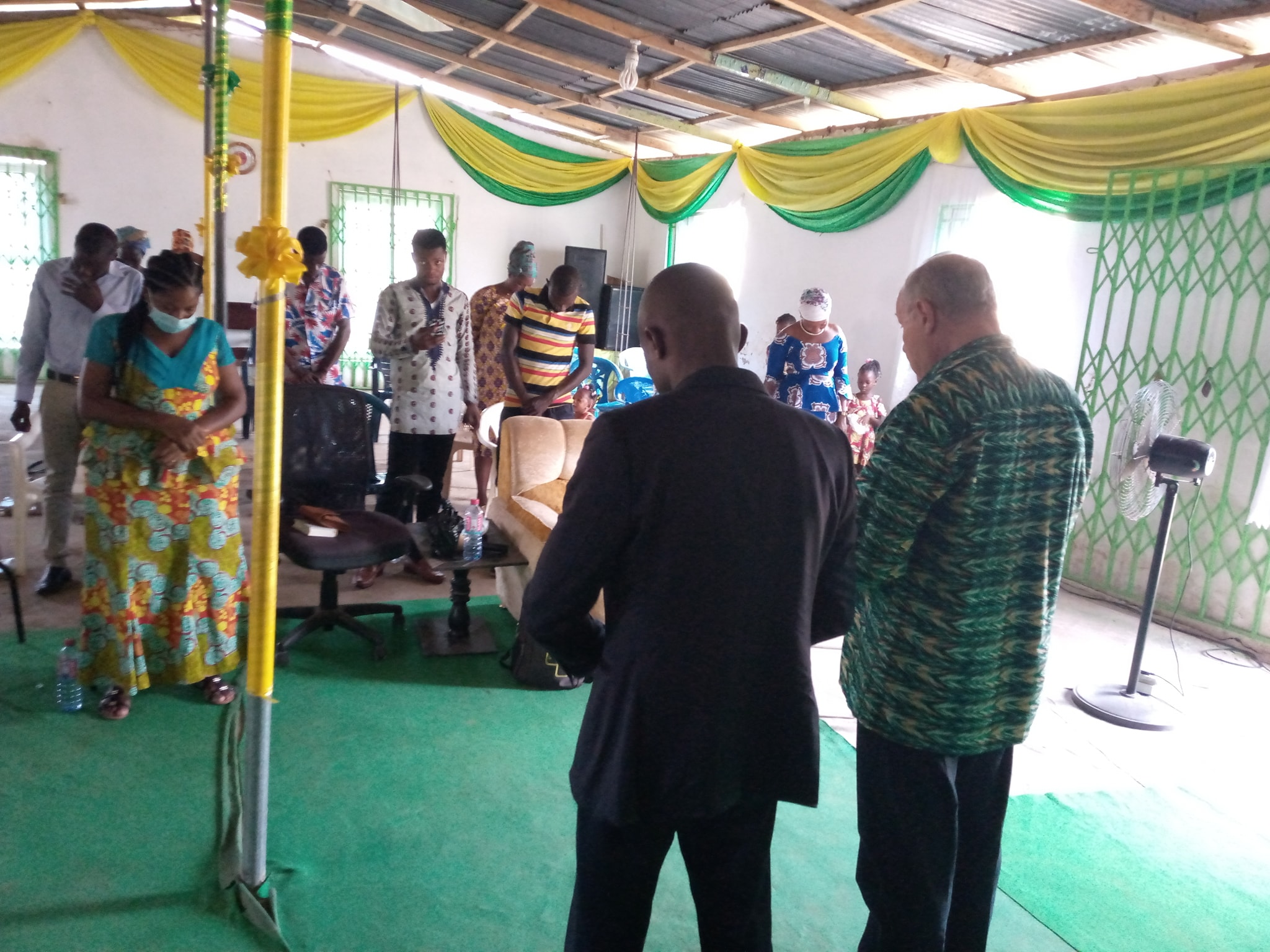 congregation praying